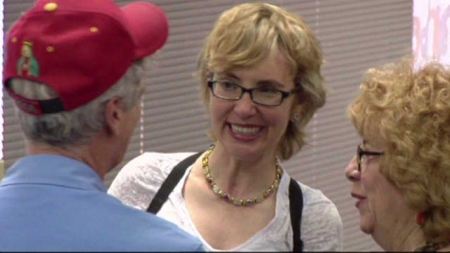 Gabrielle Giffords delivers pledge of allegiance at DNC