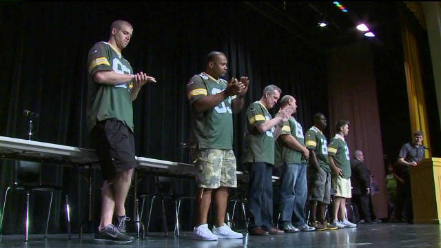 Packers players hit Milwaukee area during Packers Tailgate Tour