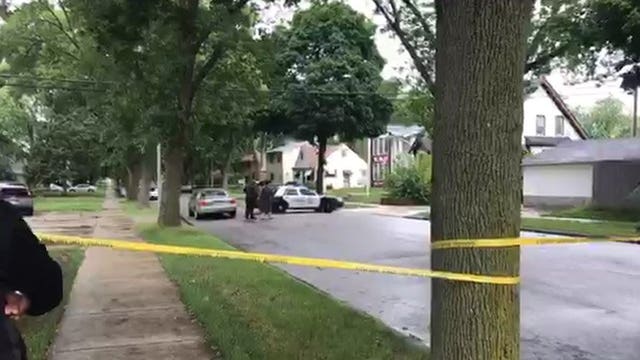 Police: 1 man dies after robbery-related double shooting near 94th and Silver Spring