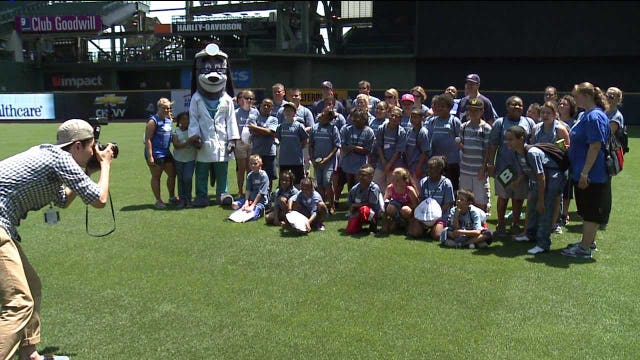 Kids learn about living healthy from Milwaukee Brewers