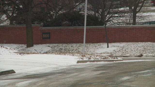 Police seek suspect who stole purse from 79-year-old after helping her clear snow