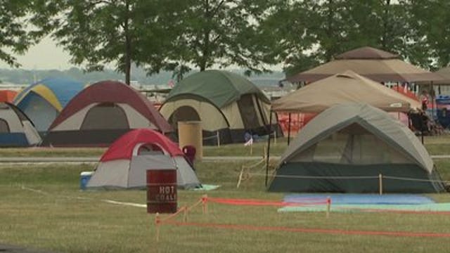 Campers brave heat advisory, triple-digit temps for fireworks