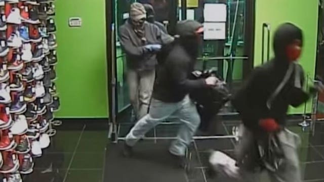 "It was seven people total:" Suspects steal bags full of items from Fresh Image clothing store