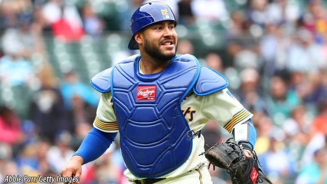 Milwaukee Brewers add catcher Omar Narváez in trade with Seattle Mariners