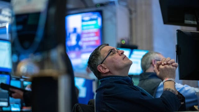 Global shares sink on pandemic news, waning hopes for fix