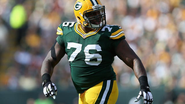 AP Source: DL Mike Daniels reaches agreement with Detroit Lions