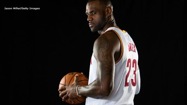 LeBron wears 1 black shoe, 1 white shoe, speaks about President Trump