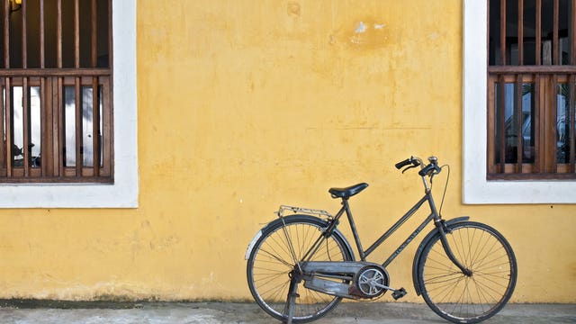 Desperate Indian girl bikes 745 miles home with disabled dad