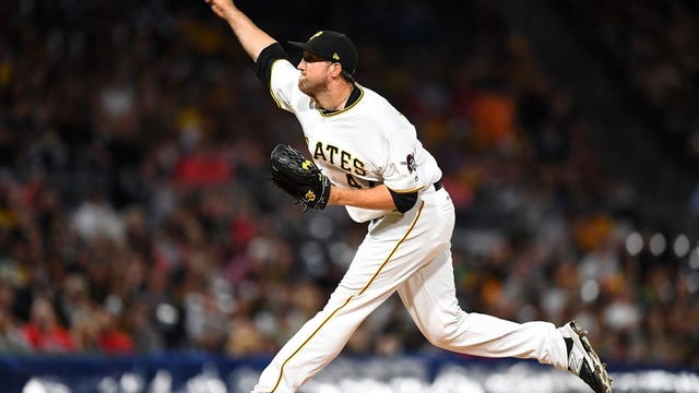 Brewers sign RHP Josh Lindblom to 3-year deal worth $9.125M