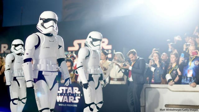 'Last Jedi' premiere kicks off with droids, Daisy Ridley