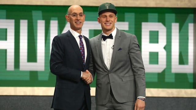 Bucks take sharpshooting 'Nova guard Donte DiVincenzo