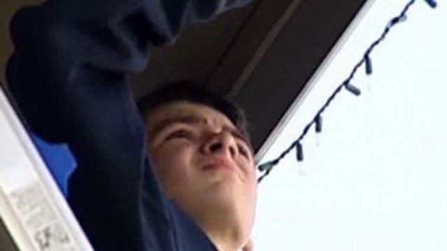 13-year-old boy turns front lawn into huge Christmas light show