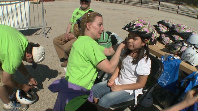 600 MPS students receive free bike helmets