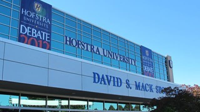 Obama, Romney face hurdle in Tues. town hall debate: unpredictability