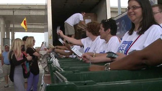 Thousands help Stomp Out Hunger at Summerfest 2013