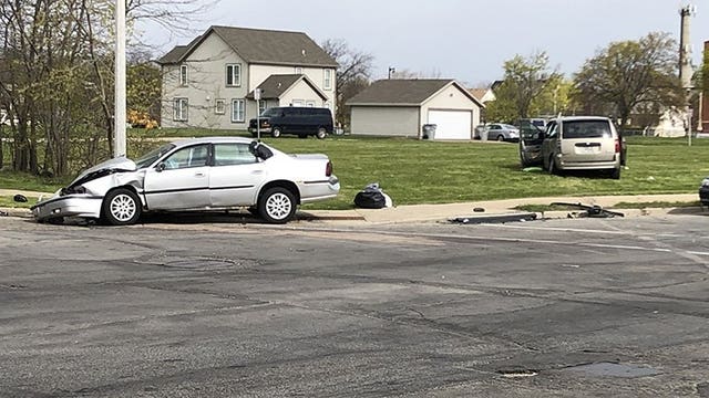Milwaukee police respond to serious 2-car crash at 12th and Brown