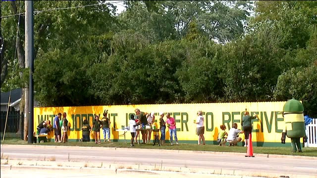"People really enjoy it:" Packers fence across from Lambeau features Jordy-themed slogan this year