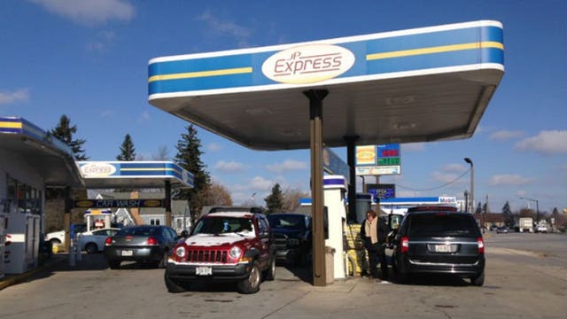 "I love it!" It's a touchdown treat! Algoma gas station celebrating the Packers by offering cheaper gasoline!
