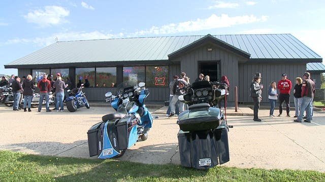 'Work together:' As Beaver Dam bar reopens despite state order, health care worker urges patience