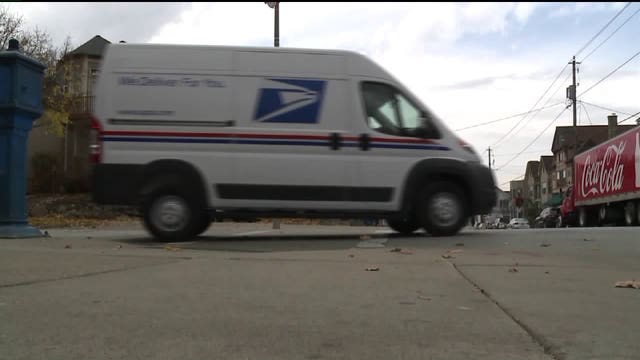 Mail carrier tackles, pins package thief to the ground on Milwaukee's east side