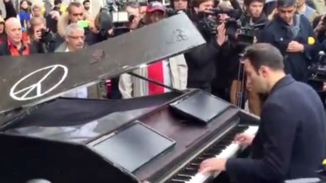 Pianist plays John Lennon's "Imagine" on piano near Paris attack site