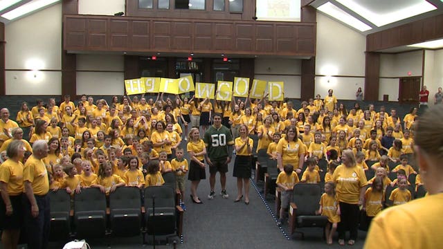 Packers' Blake Martinez, who lost best friend to childhood cancer, visits Pewaukee school 'to show my support'