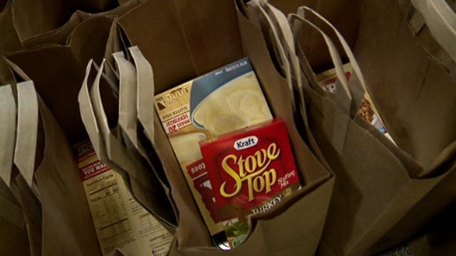 'So many people struggle:' Aurora Family Service provides 3K+ families with Thanksgiving groceries