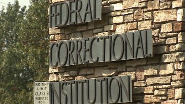 Federal prison guards in Wisconsin report to work without pay