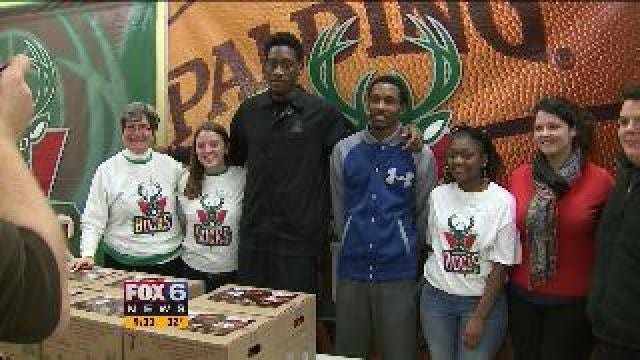 Milwaukee Bucks donate Thanksgiving dinners