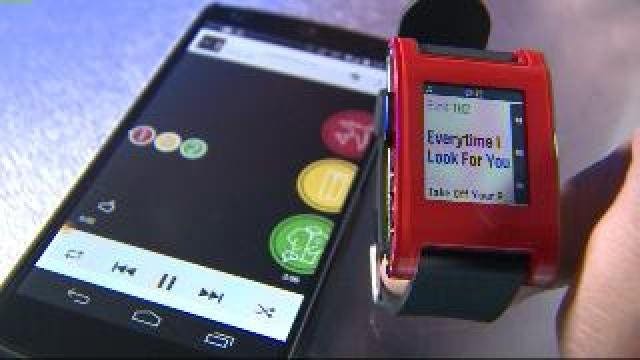 Rich DeMuro provides a review of the Pebble smartwatch