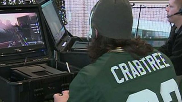 Packers players take on soldiers in "Pros vs. Joes" video game event