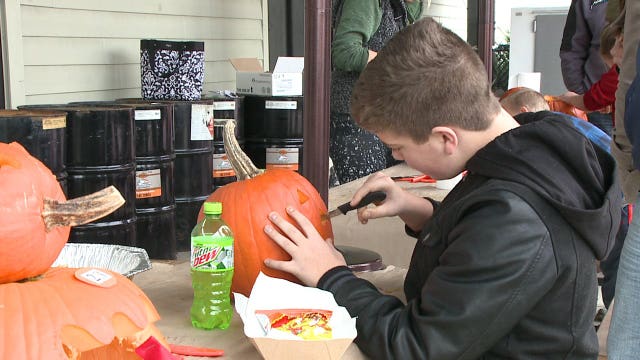 Riders visit House of Harley-Davidson, bring non-perishable food for Hunger Task Force