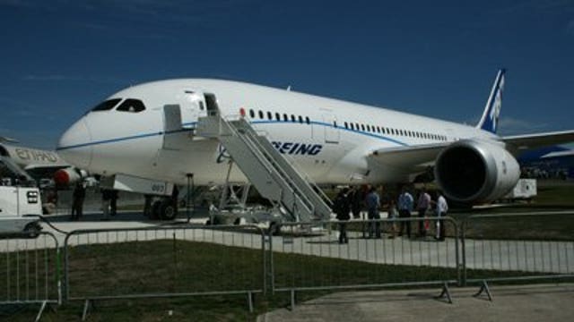 United Airlines plans to resume 787 service in May