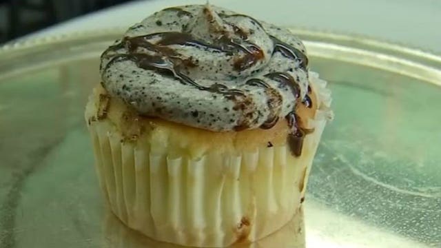 "Mr. President:" Baker faces criticism after choosing name for Oreo cupcake