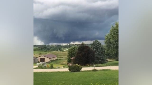 Tornadoes rip through Iowa; 7 people injured