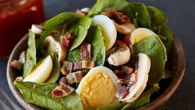 A great summer side or a light dinner: See how to make spinach salad with sweet and sour dressing