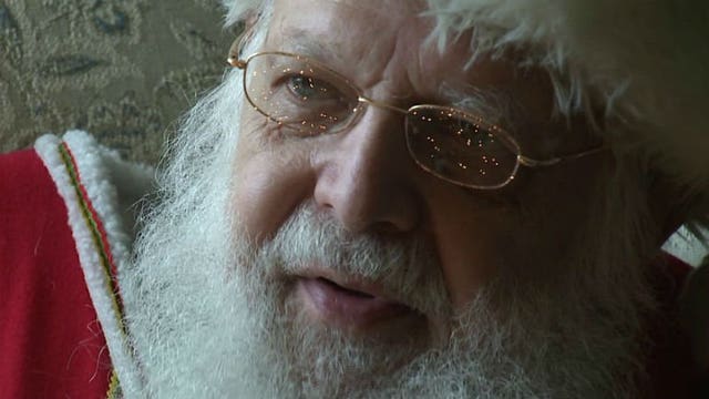 Glendale man with striking resemblance to Santa uses magic to spread holiday cheer