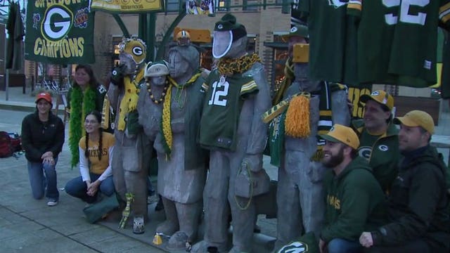 Packers pranksters: Fans makeover one of Seattle's famous statues in green and gold