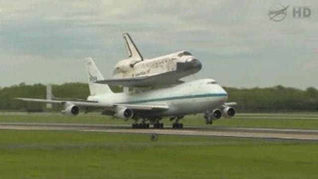 Shuttle Discovery arrives at Dulles Intl. Airport in Washington, D.C.