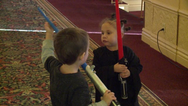 'Means the world:' Girl, 3, plays with favorite Star Wars characters thanks to Make-A-Wish
