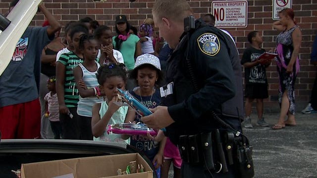 "Giving back:" Milwaukee police officers deliver new school supplies to kids