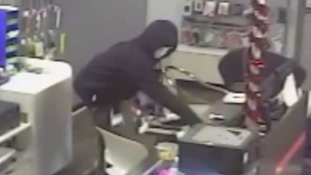 MPD: 2 suspects rob T-Mobile store, employees on Milwaukee's south side