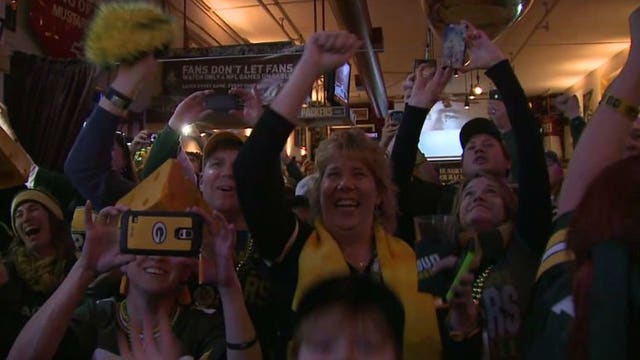 Seattle's biggest Packers bar swarmed with green and gold for pre-game pep rally