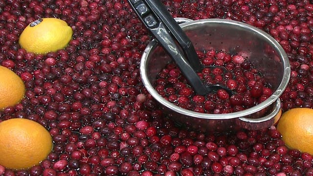 "Turkey, stuffing, pies:" Grocery stores prepare for last-minute Thanksgiving rush