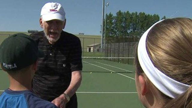 88-year-old tennis coach teaches middle schoolers in Wauwatosa