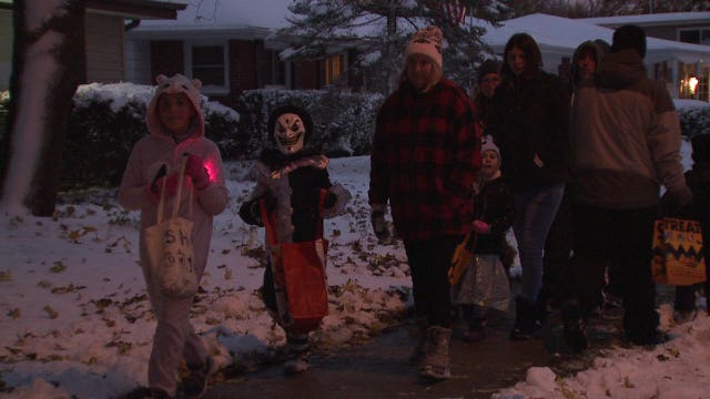 'Chilly out here:' Snow, cold didn't keep trick-or-treaters from enjoying night of Halloween fun