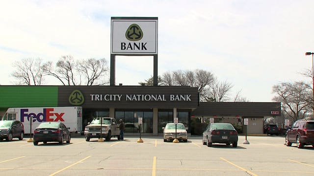 Police seek suspect after Tri-City Bank at 76th and Oklahoma robbed at gunpoint