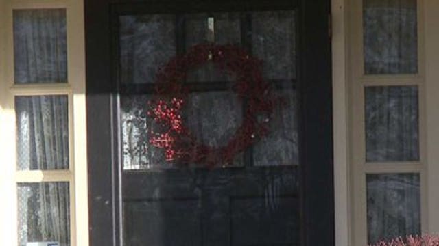 Man accused of stealing Christmas wreaths, trying to sell them