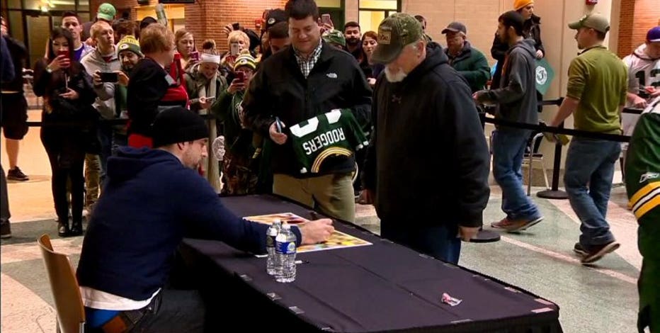 Packers players sign autographs for Salvation Army; Aaron Rodgers matching  donations