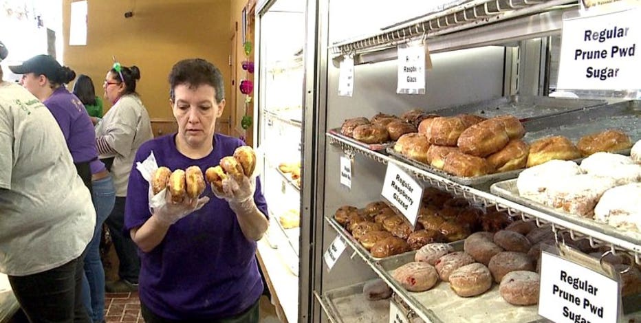 Celebrating Paczki Day Thousands Of Milwaukeeans Turn Out To Get Their Hands On Some